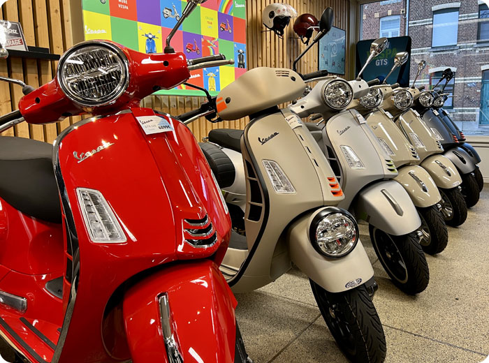 scooters vespa rouge et blancs