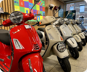 scooters vespa rouge et blancs