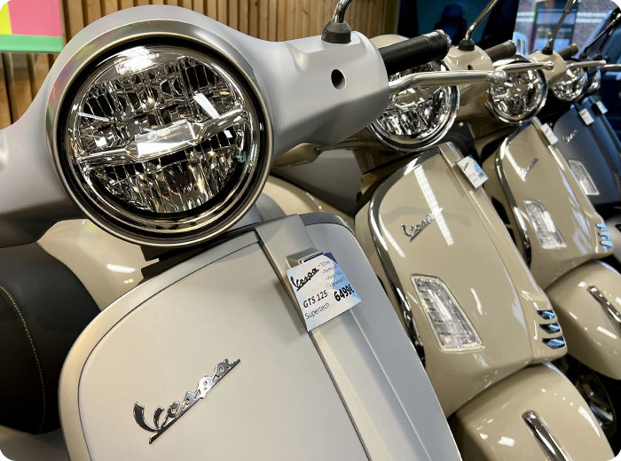 scooters vespa blancs