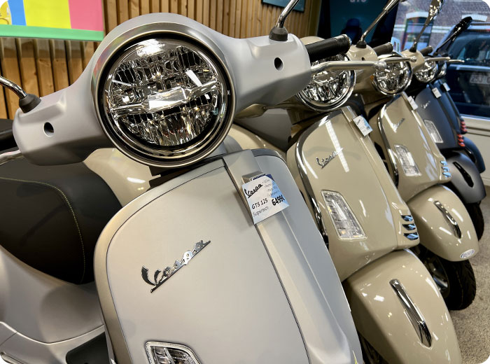 scooters vespa blancs