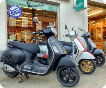 scooters vespa devant le magasin performance moto