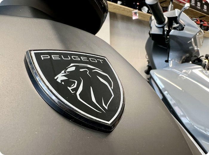 sigle peugeot sur un scooter gris