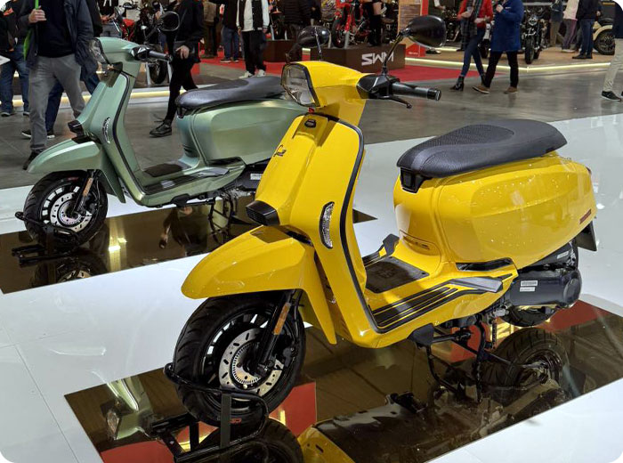 scooters Lambretta au salon de Milan