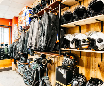 vestes et casques de moto dans la magasin