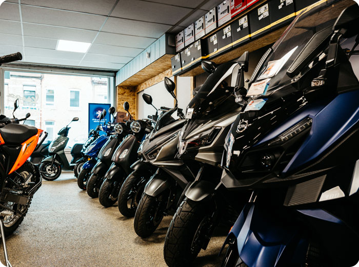 intérieur du magasin avec scooters SYM