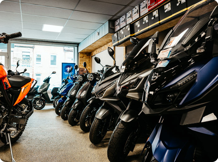 intérieur du magasin avec plusieurs scooters SYM