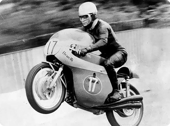 ancienne photo d'une moto Benelli