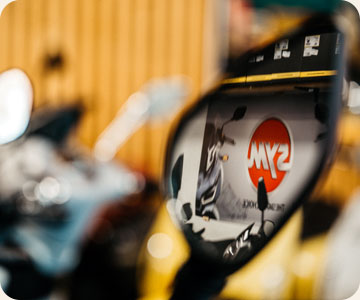 rétroviseur d'un scooter avec le logo SYM