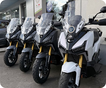 4 scooters SYM devant le magasin Performance Moto